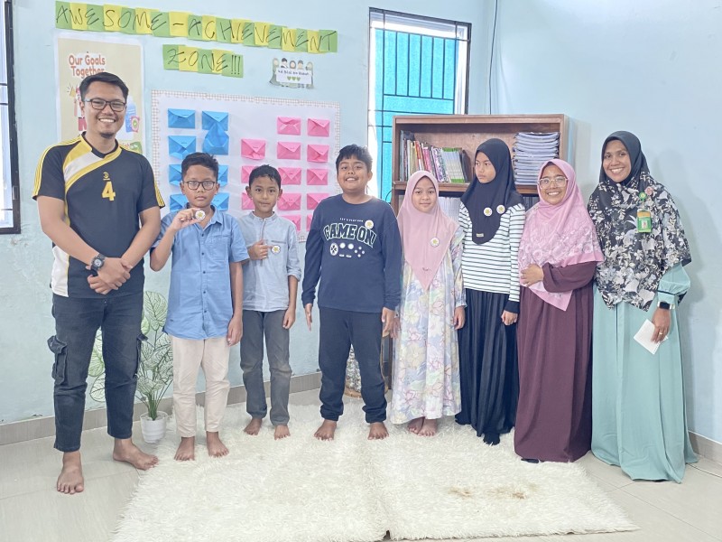 Murid Kelas 4A SD Bintang Cendekia Terima Apresiasi Prestasi Semester Satu