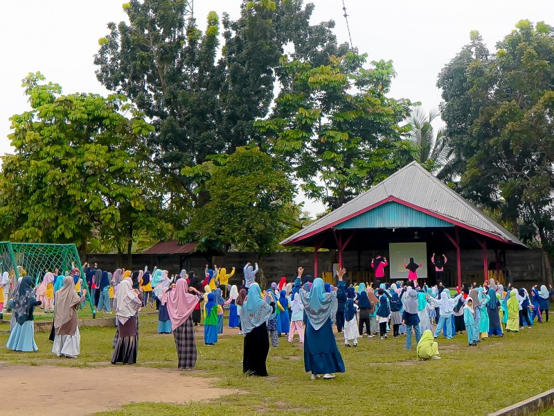 Murid dan Guru SD Bintang Cendekia Lakukan Senam Pagi