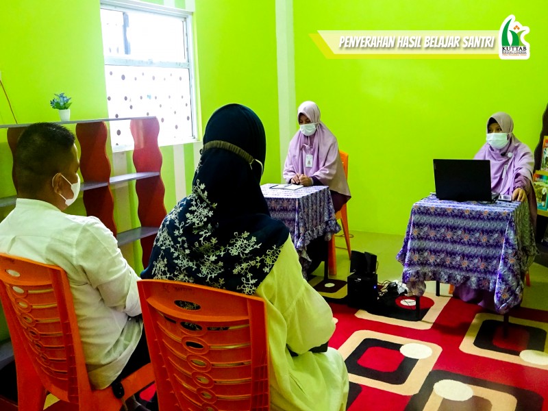 Penyerahan Laporan Hasil Pencapaian Belajar Santri Kuttab Bintang Cendekia Semester 1 T.A 2020-2021