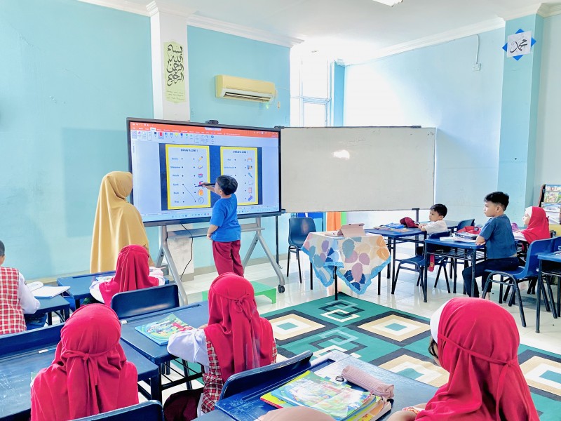 Pakai Smartboard, Murid Belajar Lebih Aktif dan Senang
