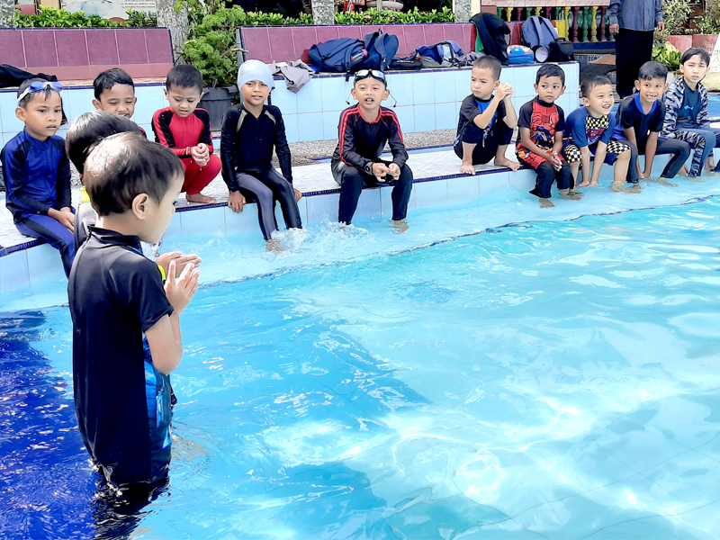 Santri Kuttab Ikuti Kegiatan Renang, Amalkan Olahraga Sunnah